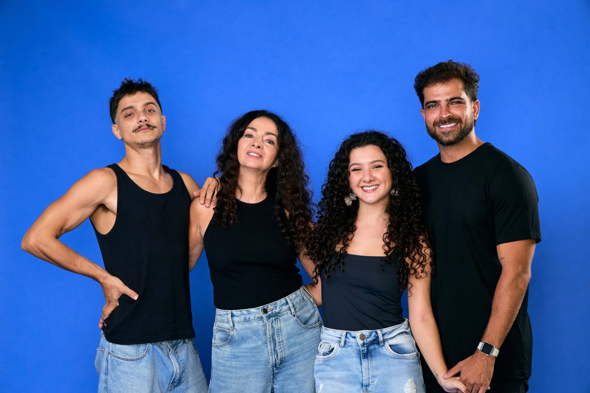 Com direção de Thereza Falcão, que também assina o texto ao lado de Mariana Mesquita, a produção transpõe um dos maiores clássicos da dramaturgia mundial para uma pequena vila nordestina.