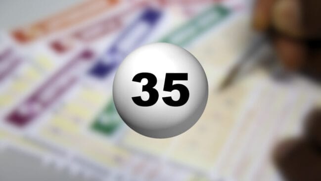 Bola de sorteio com o número 35