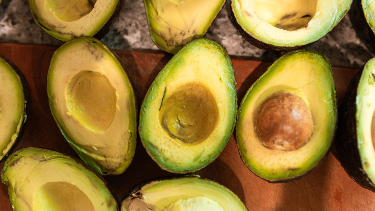 Com criatividade, o caroço de abacate pode se transformar em muda, adubo orgânico e até objetos decorativos (Foto: RDNE Stock project/ Pexels)