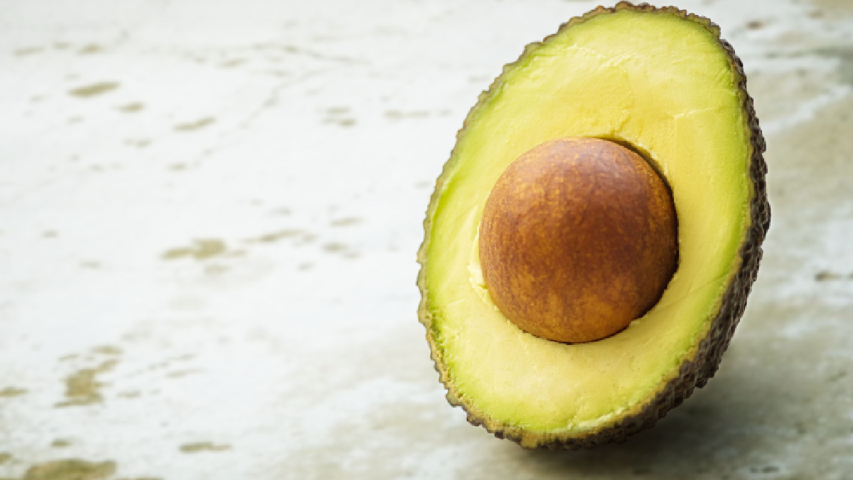 Reaproveitar o caroço de abacate é uma alternativa simples para adotar hábitos mais sustentáveis no dia a dia (Foto: mali maeder/ Pexels)