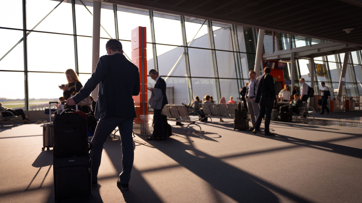 Clientes que gastarem R$ 150 nas lojas participantes do BH Airport poderão participar do sorteio de uma viagem para Portugal (Foto: Magic K/ Pexels)