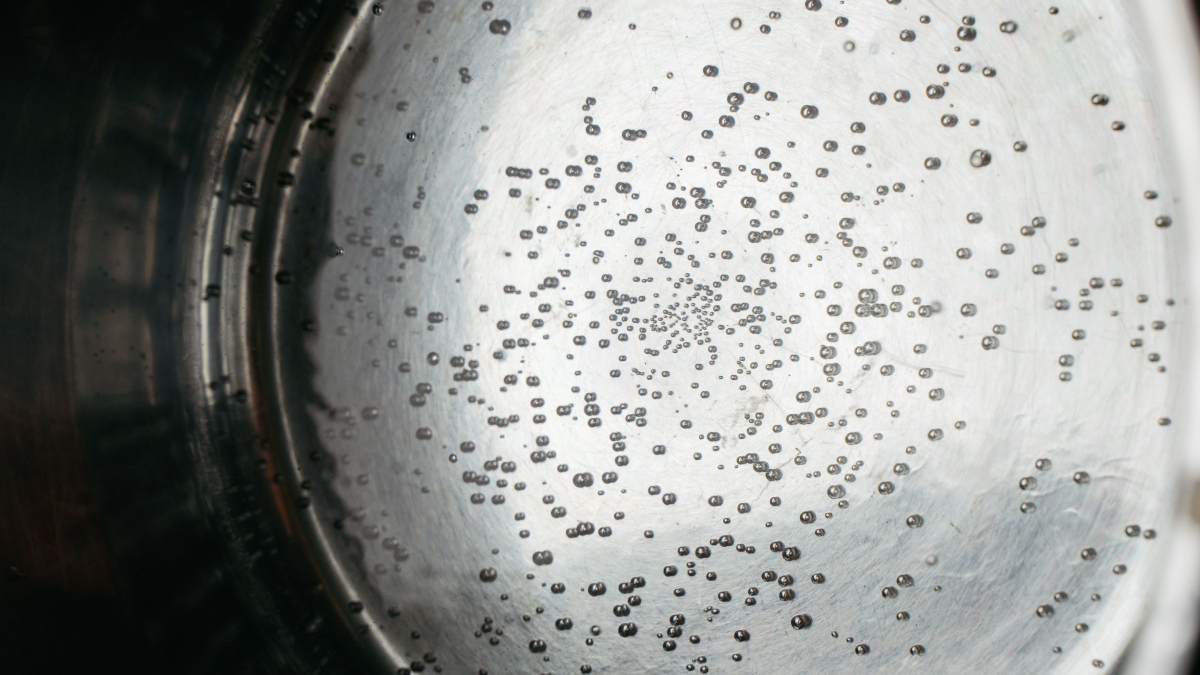 Especialistas orientam que a água usada na limpeza do vaso sanitário deve estar quente, mas nunca fervendo (Foto: Anna Tarazevich/ Pexels)