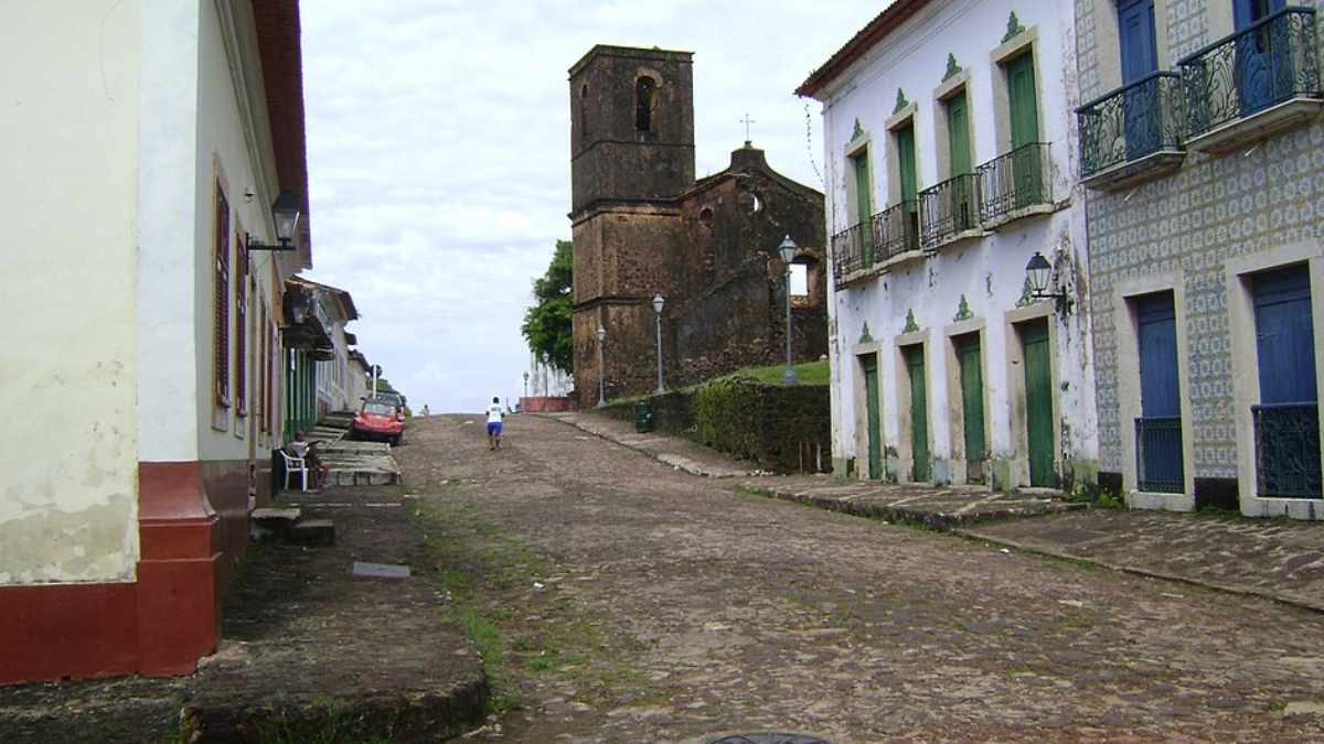 Ruínas, casarões coloniais e ruas de pedra fazem de Alcântara um dos destinos históricos mais preservados e surpreendentes do Maranhão (Foto: Rafaelmaps/ Wikimedia Commons)
