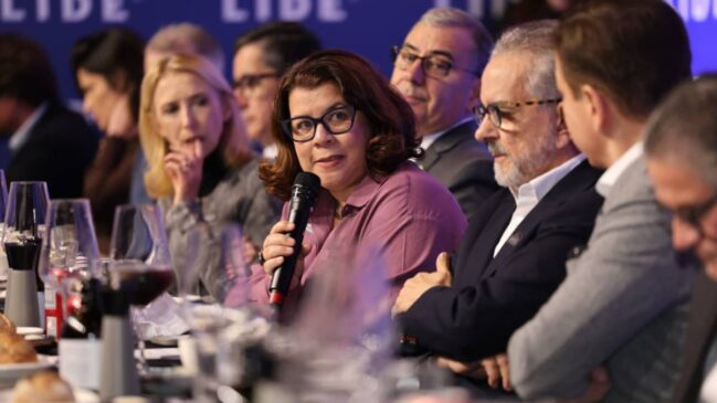 Luciana Chong, diretora do Datafolha, e outros líderes de institutos de pesquisas no almoço empresarial Lide
