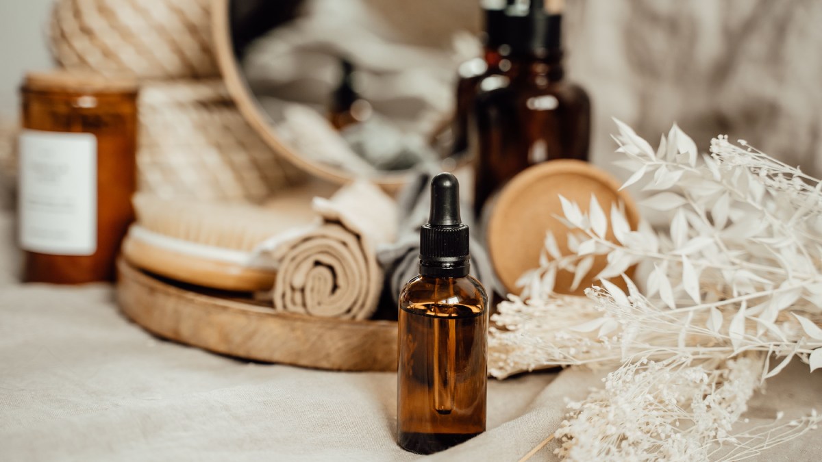 A receita leva álcool de cereais, água mineral e essência ou óleo essencial, além de três dias de descanso (Foto: Alesia Kozik/Pexels)