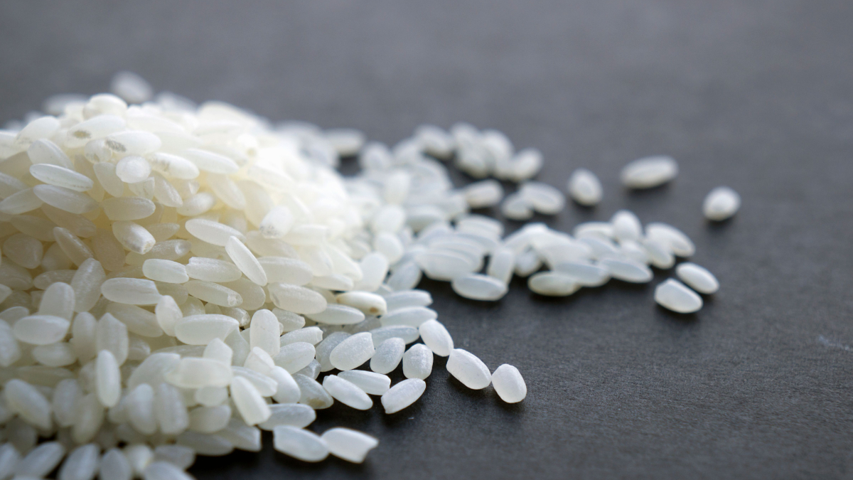 Lavar ou não lavar o arroz depende do tipo de preparo e do resultado desejado (Foto: Mari M/ Pexels)