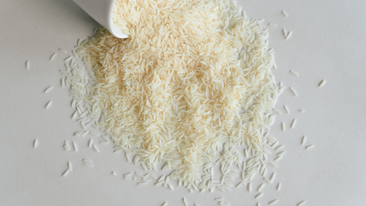 O pó branco que sai do arroz não é sujeira: entenda o que ele realmente é (Foto: MART PRODUCTION/ Pexels)
