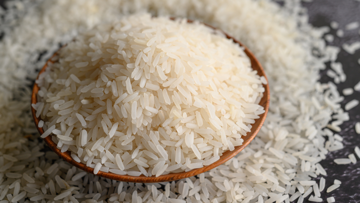A lavagem do arroz influencia a textura, mas não torna o alimento mais saudável (Foto: jcomp Magnific)