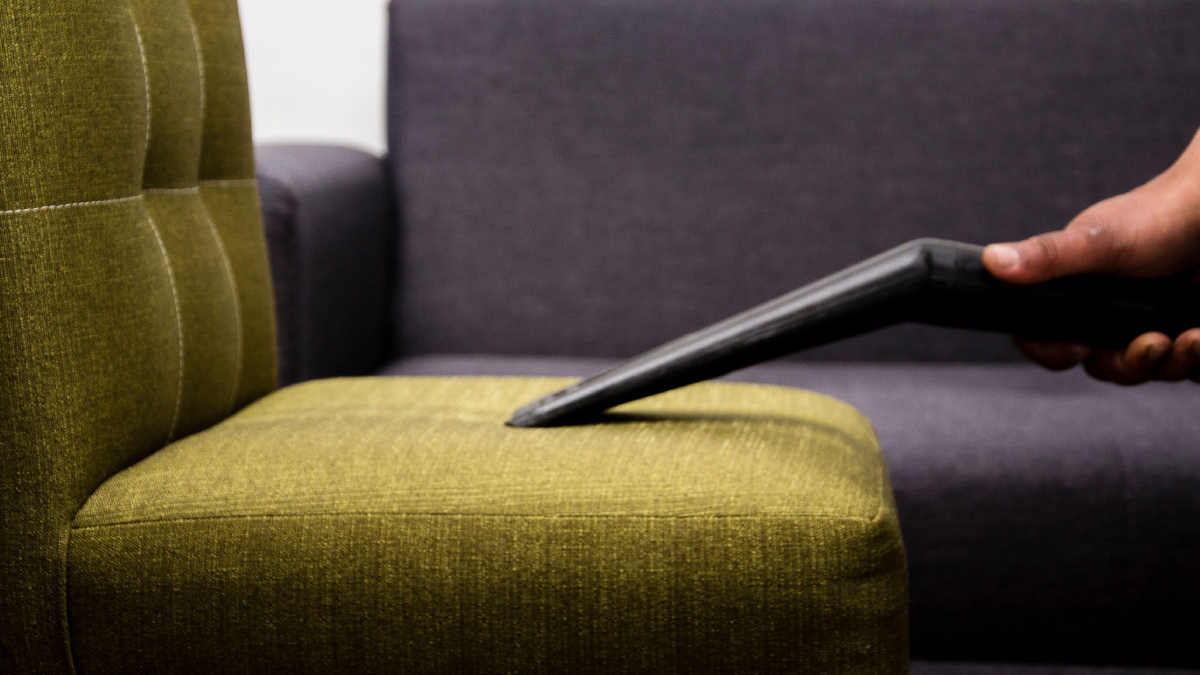 A limpeza adequada ajuda a conservar a aparência e aumentar a durabilidade do sofá de microfibra (Foto: Jesus Arias/ Pexels)