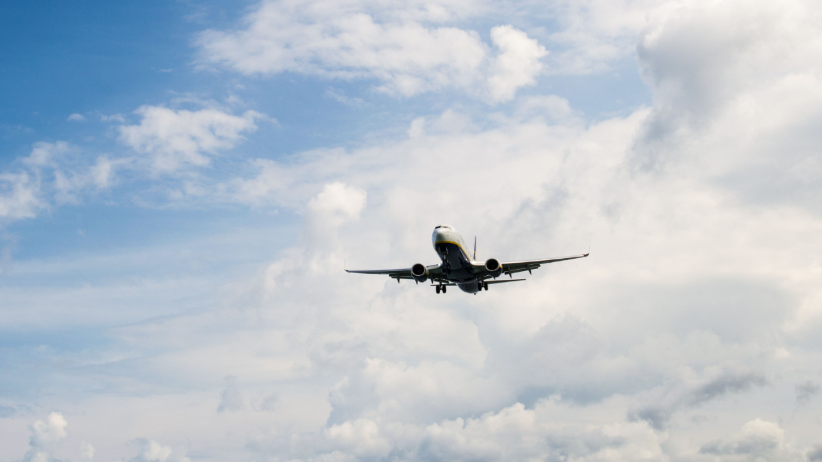 O tempo de uma viagem aérea varia conforme os ventos, as condições climáticas e a rota escolhida pela companhia (Foto: Maria Marselle/ Pexels)