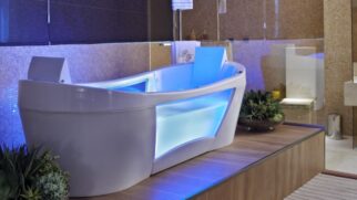 Fabricado em acrílico de alta resistência, o modelo valoriza a decoração e oferece uma experiência de relaxamento mais imersiva (Foto: Divulgação/Pretty Jet)