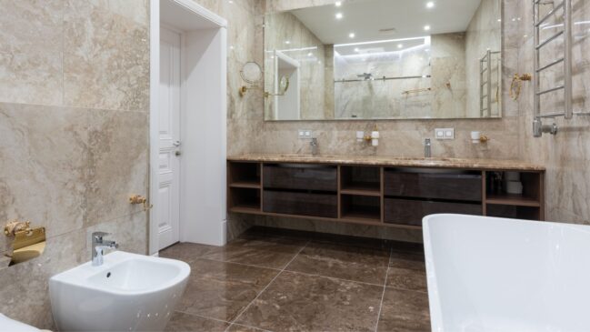 Com ingredientes baratos e fáceis de encontrar, é possível limpar o piso de cerâmica de forma eficiente (Foto: Max Vakhtbovych/Pexels)