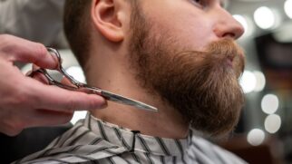 Alguns cuidados diários podem contribuir para reduzir as falhas e melhorar a aparência da barba ao longo do tempo (Foto_ cottonbro studio_Pexels)
