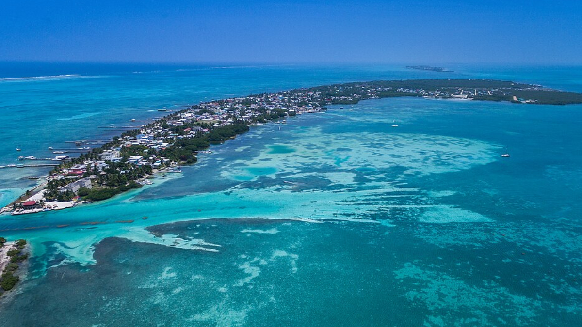 Mar azul-turquesa e ruas de areia fazem de Caye Caulker um refúgio paradisíaco em Belize (Foto: Dronepicr/ Wikimedia Commons)
