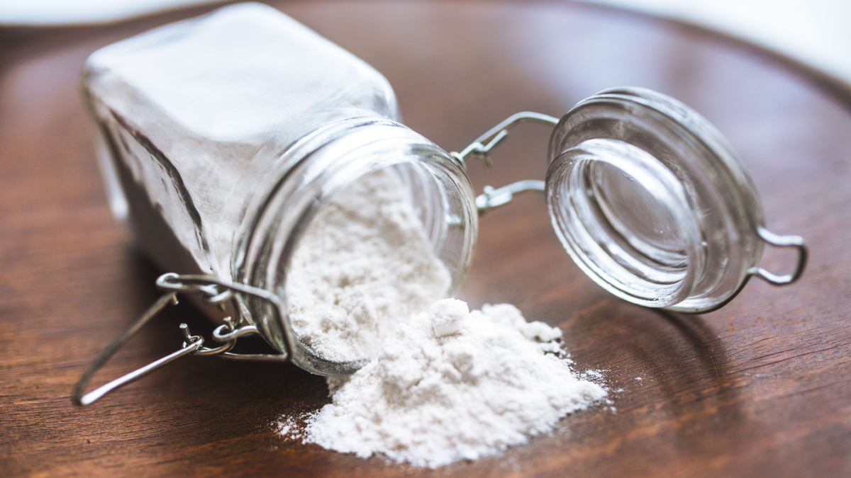 Método caseiro com bicarbonato ajuda a recuperar o brilho da grelha do forno sem produtos agressivos (Foto: Karolina Grabowska/ Pexels)