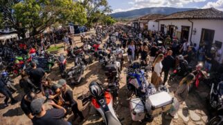 Motociclistas reunidos na Bike Fest Tiradentes 2026, no Largo dos Forras