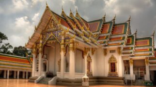 Templo de Wat Phra Mahathat Woramahawihan, na Tailândia, é um dos destaques (Foto: Hdamm/Wikimedia Commons)