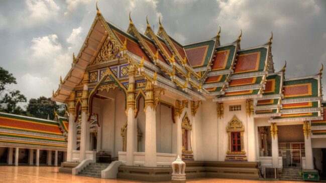 Templo de Wat Phra Mahathat Woramahawihan, na Tailândia, é um dos destaques (Foto: Hdamm/Wikimedia Commons)