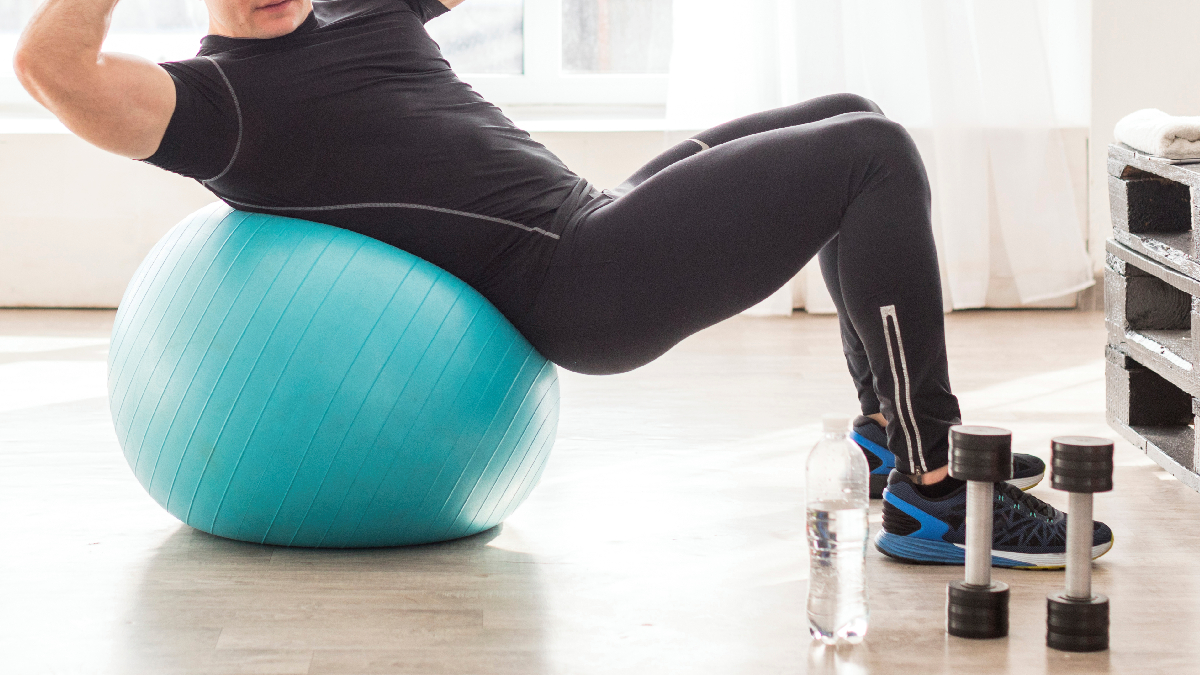 Exercícios com bola suíça fortalecem o posterior de coxa e ajudam a melhorar o equilíbrio e a estabilidade corporal (Foto: Freepik)
