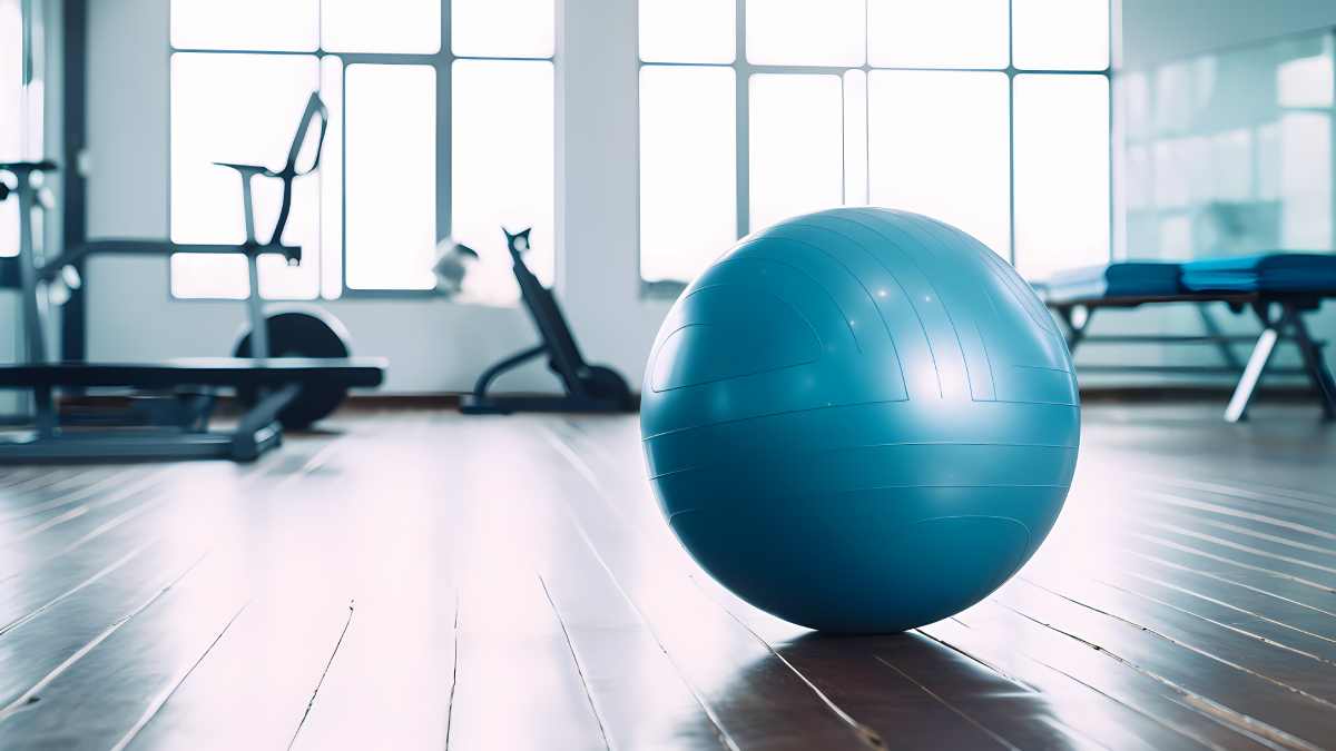 Treinos com bola suíça podem ser feitos em casa ou na academia e oferecem baixo impacto para as articulações (Foto: Freepik)