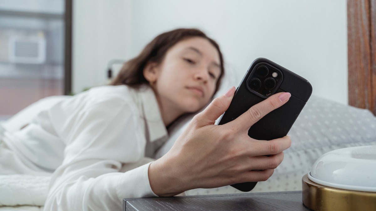 Ter uma roupa quente por perto também facilita levantar nos dias frios (Foto: Miriam Alonso/Pexels)