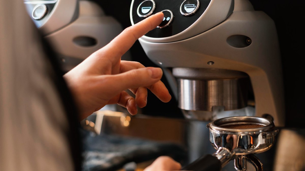 Máquinas de cápsulas e expresso devem ser limpas com descalcificantes específicos (Foto_ Magnific)