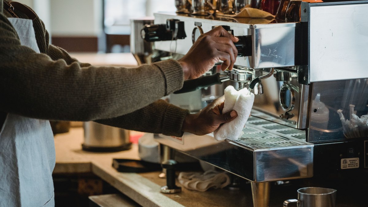 A limpeza da cafeteira de filtro é feita com vinagre diluído em água, seguida de enxágue completo (Foto_ Mizuno K_Pexels)