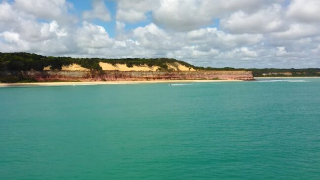 A Praia do Pipa encanta com suas falésias, que contrastam com o azul intenso do mar (Foto: Reprodução/Youtube)