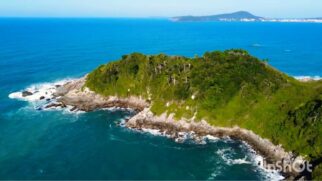 Destino conhecido pelas festas com iates revela um patrimônio cultural e ambiental que agora busca reconhecimento entre as melhores vilas turísticas do planeta (Foto: Reprodução/Youtube)