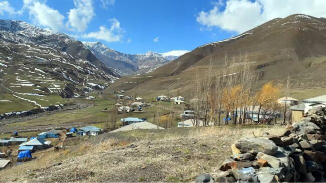 Isolada a 2.350 metros de altitude, comunidade no Azerbaijão preserva tradições, arquitetura e uma língua própria (Foto: Reprodução/Youtube/@Travel Appetite)