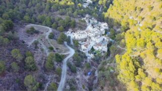 Escondida nas montanhas de Málaga, El Acebuchal passou décadas vazia até ser reconstruída por uma família e ganhar novas histórias (Foto: Reprodução/Youtube/@mad-drone)
