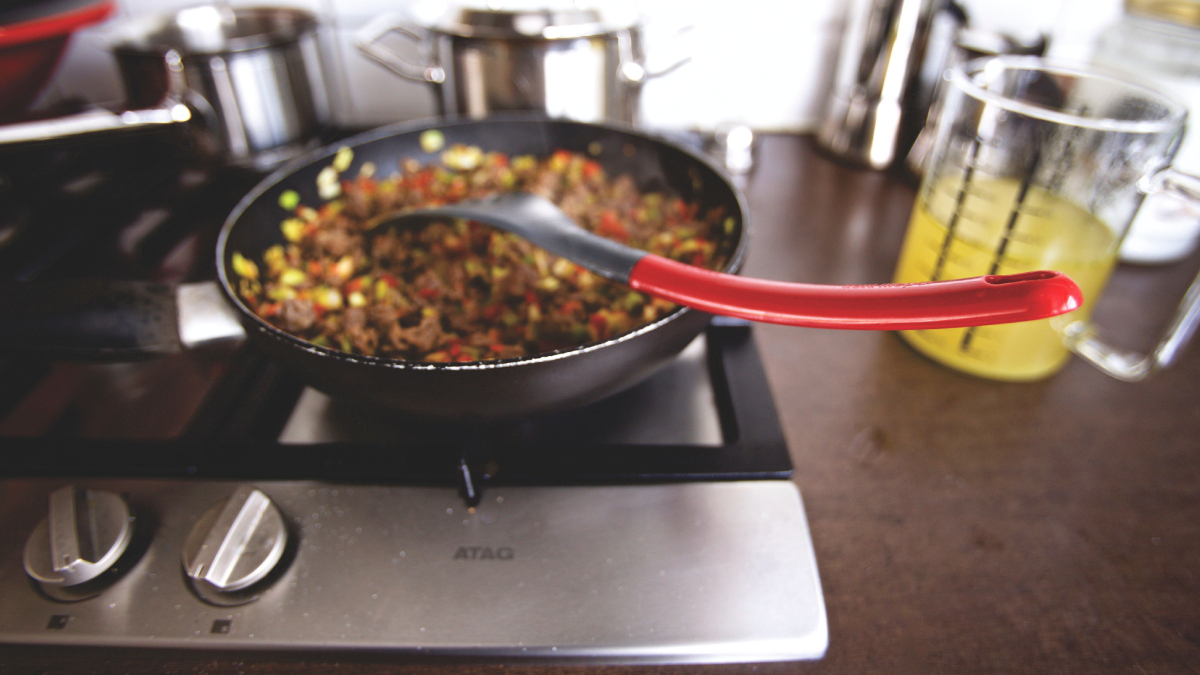 Receita de carne assada com legumes é uma alternativa prática para quem busca um almoço especial sem complicação (Foto: Matthias Zomer/ Pexels)