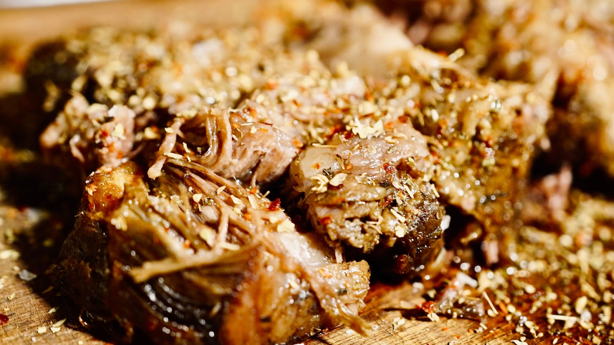 Com poucos ingredientes, a carne assada fica macia, suculenta e perfeita para o almoço de domingo (Foto: Mohamed Olwy/ Pexels)