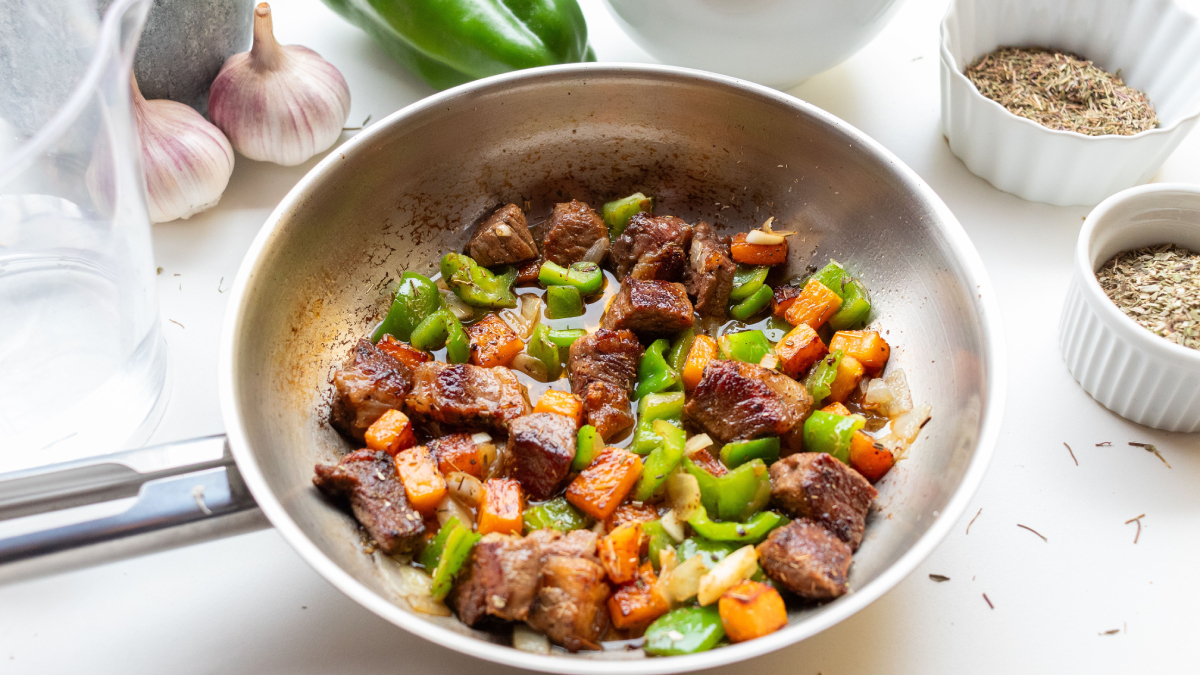 O segredo da carne assada está na combinação entre cozimento lento e legumes que realçam o sabor da receita (Foto: Laura oliveira/ Pexels)