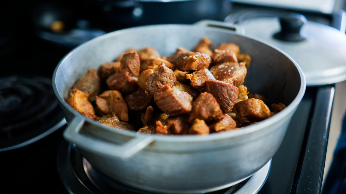 A carne assada pode ser preparada com cortes como acém, paleta ou lagarto, que ficam macios no cozimento lento (Foto: Caleb Oquendo/ Pexels)