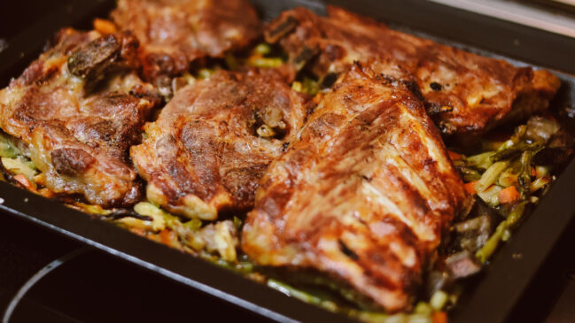 Carne assada com cenoura e cebola ganha sabor extra após longo tempo de forno e preparo cuidadoso (Foto: Ivan Georgiev/ Pexels)