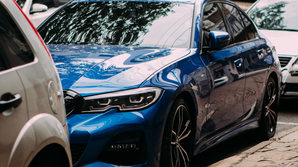 O jeito como você estaciona pode influenciar diretamente a durabilidade da transmissão do carro (Foto: Arth/ Pexels)