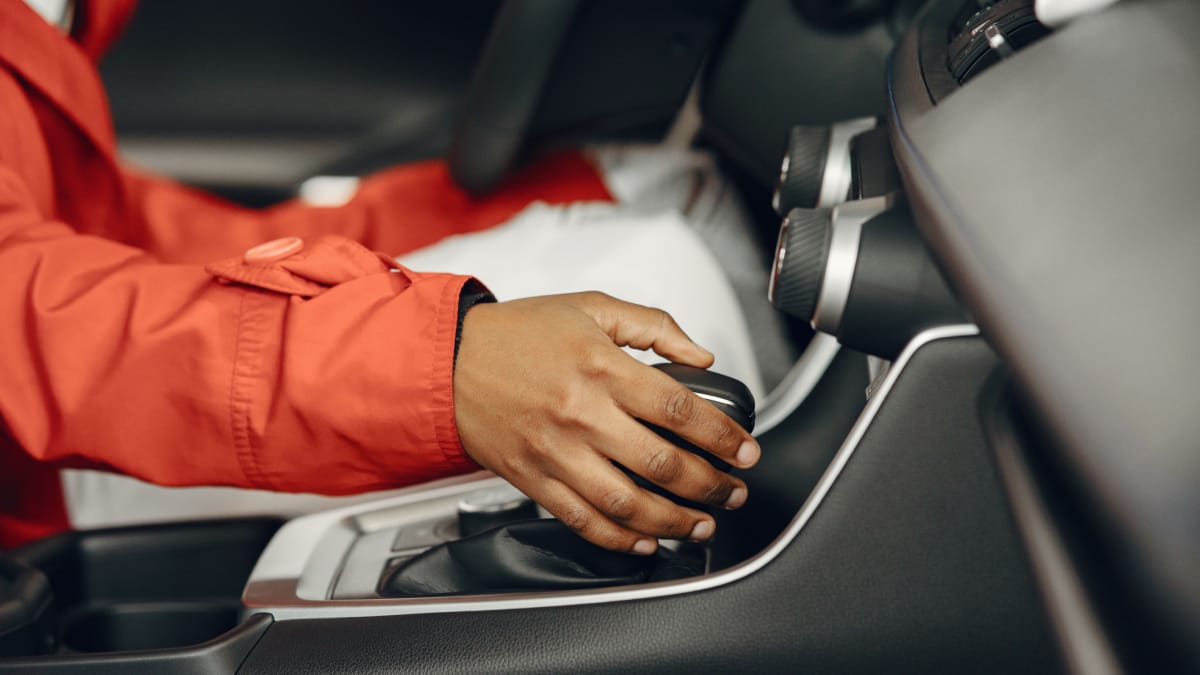Um hábito simples ao estacionar pode reduzir o esforço sobre o câmbio automático e evitar prejuízos futuros (Foto: Gustavo Fring/ Pexels)