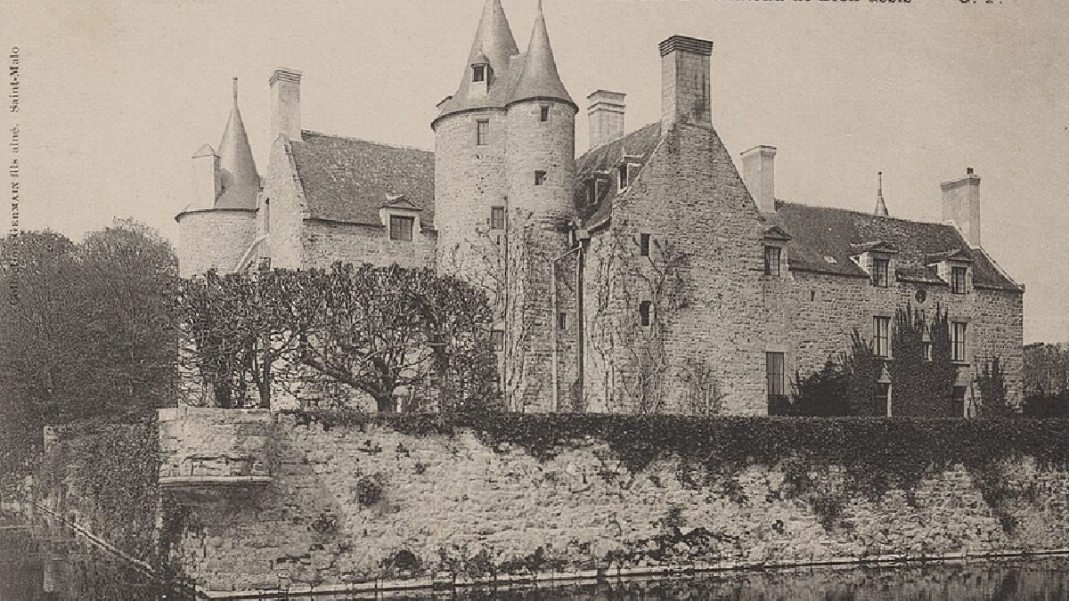 O Castelo de Bienassis atravessou mais de oito séculos de história e permanece habitado pela mesma família proprietária (Foto: Germain aîné fils/ Wikimedia Commons)