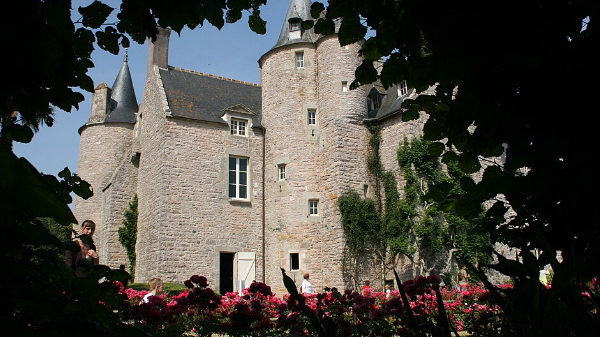 Além de residência, o Castelo de Bienassis abre as portas para turistas interessados na história da França medieval (Foto: Harrie Gielen/ Wikimedia Commons)