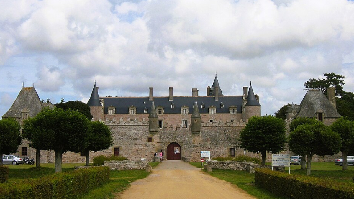 Construído na Idade Média, o Castelo de Bienassis recebe visitantes e continua sendo o lar de uma família francesa (Foto: Le Passant/ Wikimedia Commons)