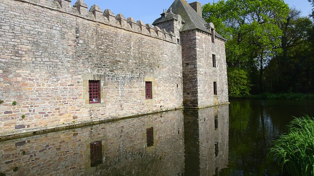 Morar em um castelo medieval exige manutenção constante, mas também permite conviver diariamente com séculos de história (Foto: Patrbe/ Wikimedia Comons)