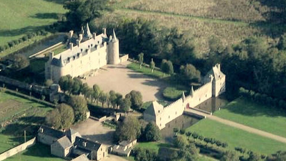 Com torres, muralhas e jardins preservados, o Castelo de Bienassis é um dos patrimônios históricos mais conhecidos da Bretanha (Foto: Pilot'22/ Wikimedia Commons)