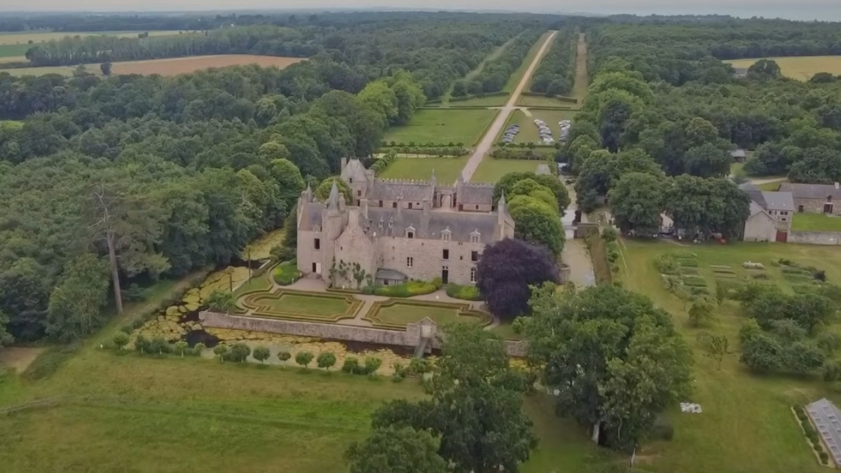 Família Huguet deixou a vida na cidade para morar no Castelo de Bienassis, construído no século 12, na região da Bretanha, na França (Reprodução: Le Télégramme/ YouTube)