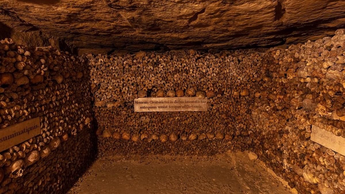 Os ossos foram organizados em paredes e esculturas, formando um dos cenários mais impressionantes da França (Foto_ Diego Delso_Wikimedia Commons)
