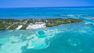 Caye Caulker, em Belize, encanta com águas cristalinas e clima de tranquilidade no Caribe (Foto: Dronepicr/ Wikimedia Commons)