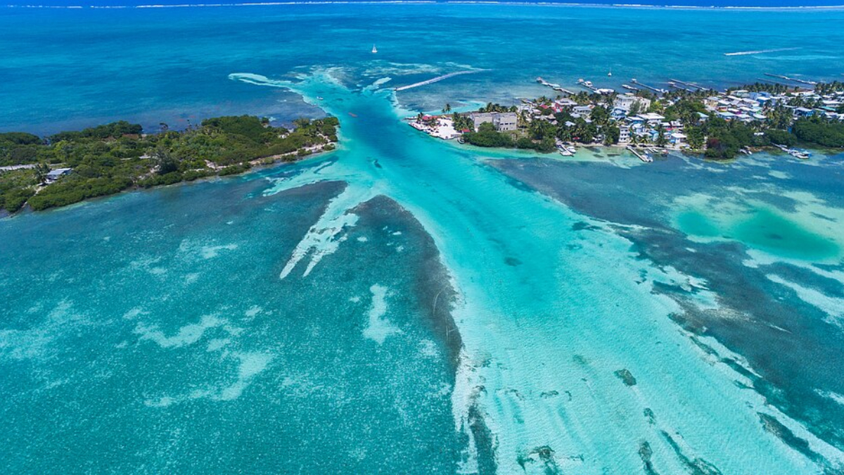 Conhecida pelo lema "Go Slow", Caye Caulker oferece uma experiência relaxante em meio ao Caribe (Foto: dronepicr/ Wikimedia Commons)