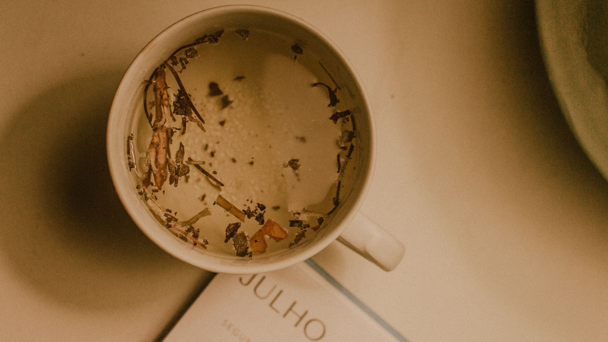 Consumidos quentes, alguns chás ajudam a hidratar as vias respiratórias e aliviar a congestão nasal (Foto: Maria Luiza Melo/ Pexels)