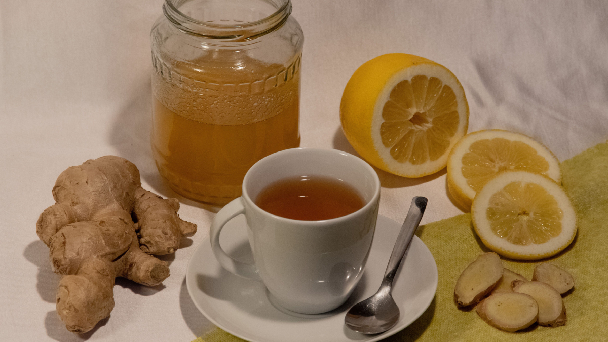 Além da hidratação, infusões como gengibre e hortelã podem complementar os cuidados contra a sinusite (Foto: Lusynda/ Pexels)
