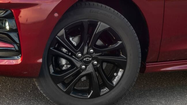 Roda do Chevrolet Onix RS em Vermelho Scarlet metálico